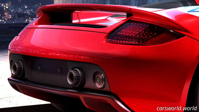 Восстановленный до «нулевого километража», этот Carrera GT сочетает ручную гоночную ливрею с новыми карбоновыми деталями, переработанным V10 и владельцем, настроенным ездить на нём
20 часов назад
Танос Паппас

Porsche Sonderwunsch восстановил Carrera GT 2005 года до состояния «нулевого километра».

На нём нанесена вручную ливрея Salzburg 917, а в интерьере использован красный алькантара.

Владелец Виктор Гомес планирует часто ездить на восстановленном Carrera GT.

Один из самых желанных суперкаров современности, Carrera GT, был возвращён к жизни посредством полной заводской реставрации, выполненной самой Porsche.

В рамках последнего проекта Factory Re-Commission подразделения Porsche Sonderwunsch суперкар был приведён в истинное состояние «нулевого километра», с ливреей в стиле той эпохи и полностью переработанным салоном.

Подробнее: Porsche Carrera GT на Нюрбургринге стал быстрее на 16 секунд с современными шинами

Восстановление этого 20-летнего суперкара было заказано Виктором Гомесом, коллекционером из Пуэрто-Рико, который вдохновлялся Porsche 917 в ливрее Salzburg, одержавшим победу на 24 часах Ле-Мана 1970 года.

Окрашенный в Indian Red с белой ручной графикой, Carrera GT теперь носит номер 23, перекликаясь с обликом культового короткохвостого гоночного прототипа.

В отличие от многих восстановленных экзотических автомобилей, которые оказываются запертыми в климатизированных гаражах частных коллекций, этот не будет храниться в заперти. Гомес намерен регулярно ездить на машине, поэтому Porsche покрыла индивидуальную окраску слоем прозрачной защитной плёнки.

Новую ливрею дополнили матовыми чёрными карбоновыми акцентами на воздухозаборнике, зеркалах, стойках, частях крыши, крышке двигателя и диффузоре. Оригинальные литые колёса остались, однако их перекрасили в чёрный, чтобы гармонировать с обновлённым экстерьером.

Подробнее: секретный эскиз Porsche раскрывает V10-купе, которое так и не увидело свет

Внутри Carrera GT претерпел полную трансформацию. Красный алькантара Indian Red теперь облицовывает ключевые поверхности, включая дверные панели, приборную панель, центральную консоль, обшивку потолка и передний багажник (frunk), а рулевое колесо также перетянуто в тон.

Дополняют красную тему матовые карбоновые акценты и прочный чёрный огнестойкий текстиль, заимствованный у 918 Spyder.

Насколько далеко они зашли?

Это было не поверхностное обновление. Реставрация потребовала полной разборки суперкара, повторного покрытия его карбоновых компонентов и полной переборки атмосферного V10.

Исходной машиной был собственный Carrera GT Гомеса 2005 года, который с завода покинул завод в серебристом цвете. Porsche не раскрывает, сколько миль пробежал автомобиль до капитального ремонта, но готовый продукт фактически является новой сборкой.

Гомес, который также управляет крупной дилерской группой, похвалил самоотдачу команды: «Эксперты Sonderwunsch работали с огромной страстью и вниманием к деталям. Теперь у меня Carrera GT в новом состоянии, с нулём километров на одометре, и снаружи и внутри в соответствии с моими личными идеями».

Производившийся с 2003 по 2006 год Carrera GT занимал вершину модельной линейки Porsche, раздвигая границы с помощью карбонового монокока и 5,7-литрового V10. Двигатель развивает 603 л.с. (450 кВт / 612 PS), приводя в движение задние колёса через шестиступенчатую механическую коробку передач.

Разгоняясь до 330 км/ч (205 миль/ч), Carrera GT часто вспоминают как один из последних по-настоящему аналоговых суперкаров — высокооборотистый V10 в сочетании с педалью сцепления и без электронной «страховки».

Подробнее: следующий спортивный автомобиль Porsche не будет чисто электрическим — и это только часть истории

Его преемник, 918 Spyder, ознаменовал сдвиг в сторону электрических технологий, когда в 2013 году дебютировал с подключаемой гибридной установкой. Производство 918 завершилось в 2015 году, и хотя Porsche демонстрировала концепт полностью электрического Mission X, недавние события указывают на то, что проект может не продвинуться в ближайшее время. При ограниченном интересе к полностью электрическому суперкару в настоящий момент проект выглядит неустойчивым.

Porsche